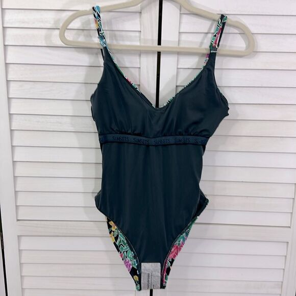Sunsets Swimsuit Size Medium One Piece Veronica Twilight Blooms NWT - Picture 13 of 15